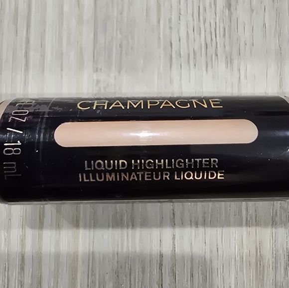 Makeup Revolution Liquid Highlighter / Champagne / .61 fl Oz/ Sealed - Picture 2 of 4